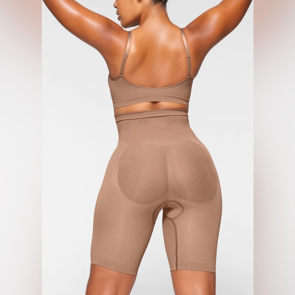 ★ SOLD ★ NWOT SKIMS Seamless Sculpt High-Waisted Above the Knee Short Size XXS